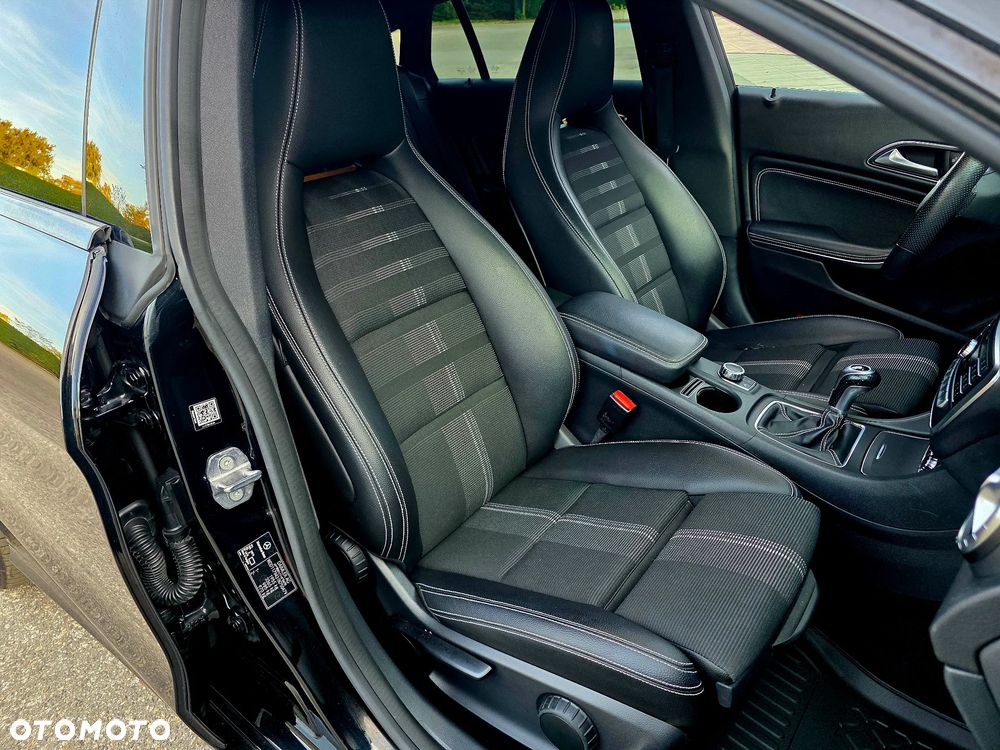 Mercedes-Benz CLA 200 Urban - 16