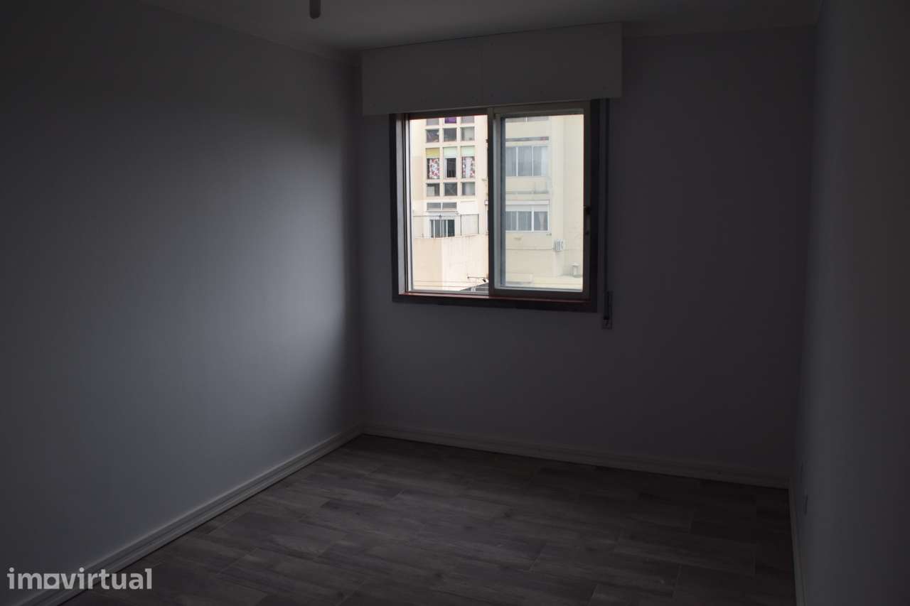 Excelente apartamento T1 em Santo Antonio dos Cavaleiros - Grande imagem: 4/8