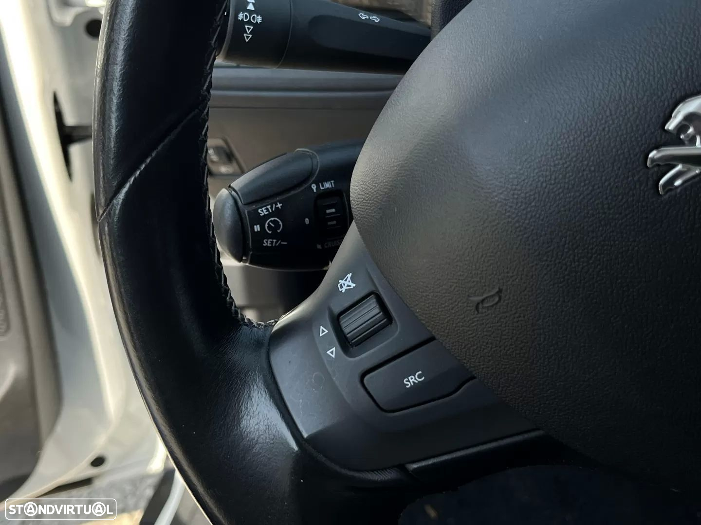 Peugeot 2008 1.2 PureTech Allure EAT6 - 22