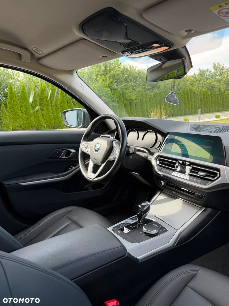 BMW Seria 3 318d Edition M Sport Shadow - 25