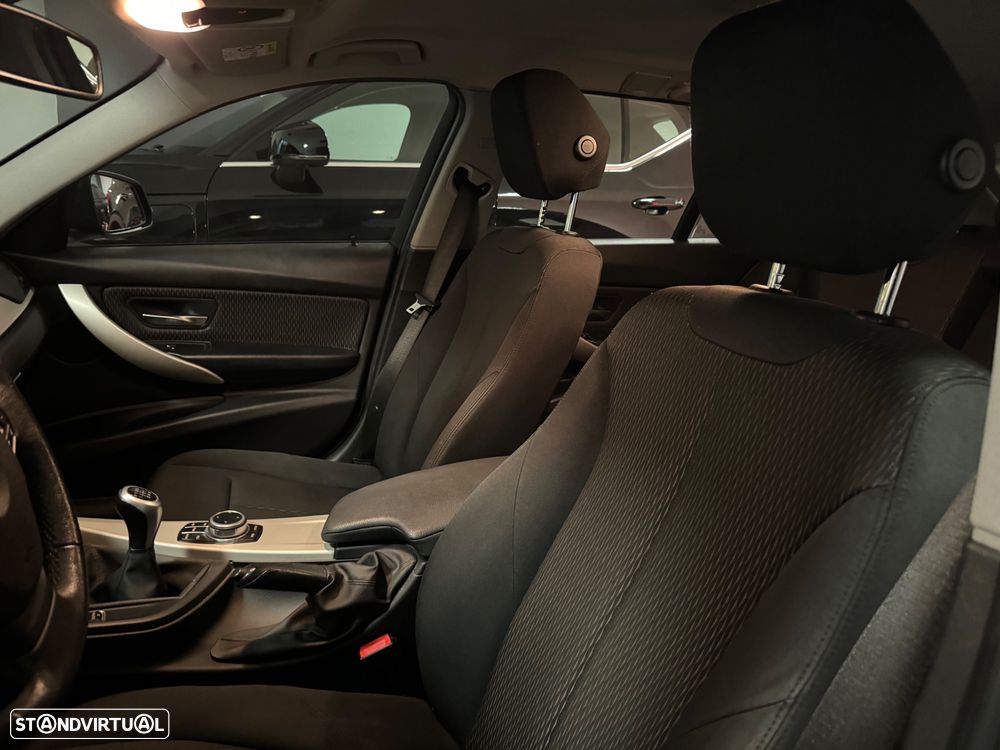 BMW 318 d Essence - 12