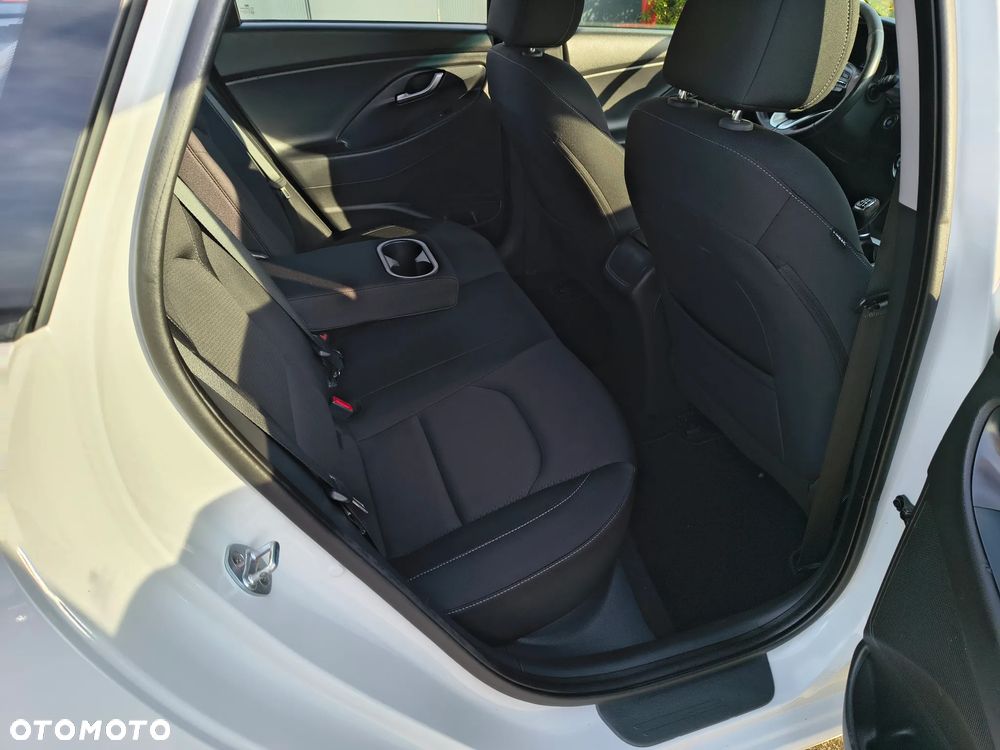 Hyundai i30 blue Kombi 1.6 CRDi Premium - 17