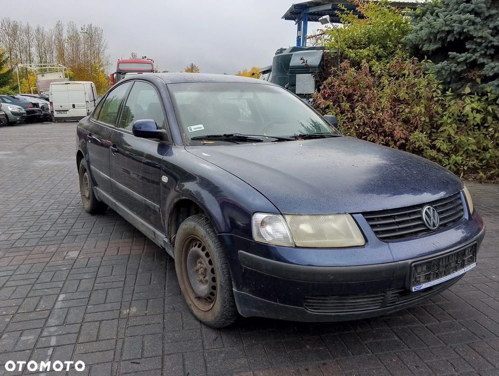 Volkswagen Passat B5 (97-00.) 1.6 B 100KM. Silnik AHL (ADP, ANA, ARM) Skrzynia DWG lakier LN5Y.Cały na części. GWARANCJA !!!  Przód Tył Zestaw Komplet Drzwi Klapa Zderzak Błotnik Maska Grill Atrapa Szyba Pas Lampa Lusterko Boczki Fotel Kanapa Kokpit Deska Rozdzielcza Przełącznik Włącznik Sterownik Przewody Wiązka Instalacja Moduł Komputer Czujnik Listwa Pompa Alternator Wtryski Głowica Rozrusznik Kompresor Sprzęgło Dwumas Silnik Skrzynia ABS Klimatyzacji Paliwa Wspomagania Kolektor Turbina Przepustnica Zawór Chłodnica Koło Hak Belka Sanki Zawieszenie Mcpherson Półoś Amortyzator Wydech Tłumik Zacisk Most - 3