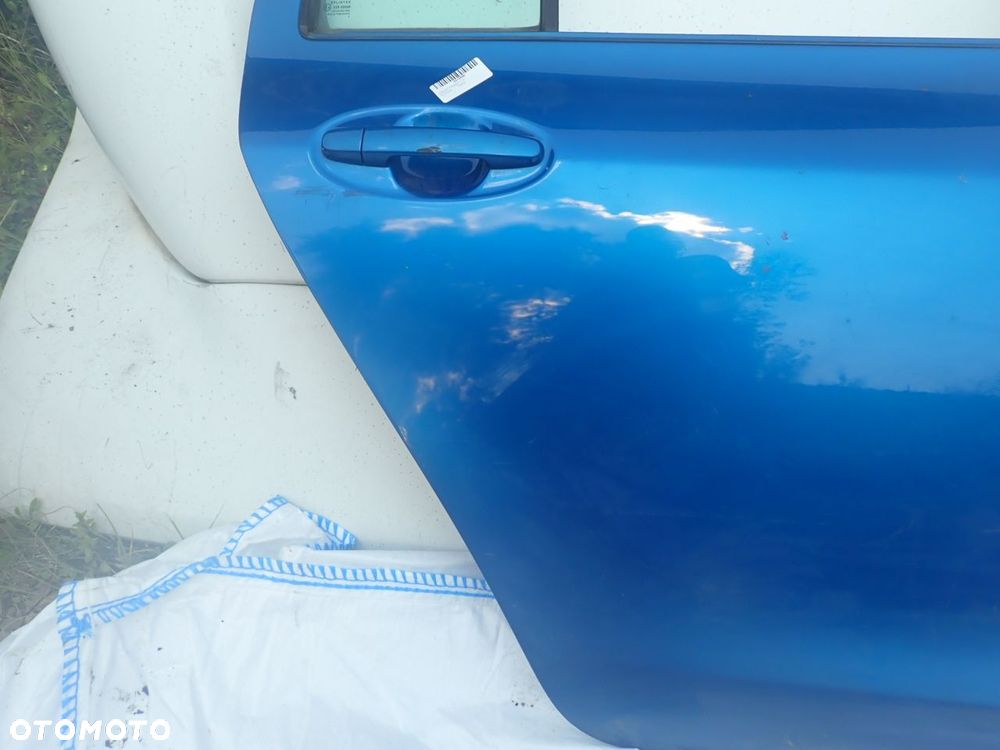 DRZWI PRAWY TYŁ TOYOTA YARIS II KOL: 8T0 - 5