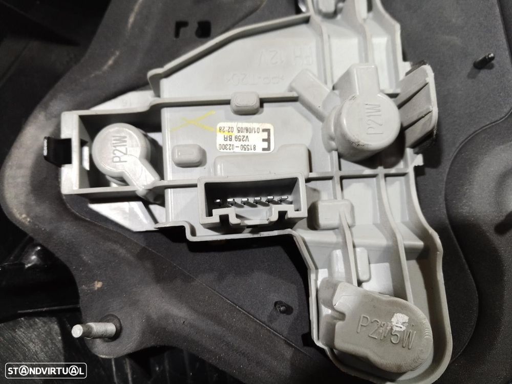 FAROLIM TRASEIRO DIREITO TOYOTA COROLLA 2005 -8155002300 - 4