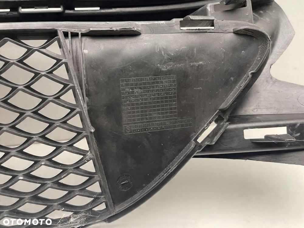 KRATKA ŚRODKOWA ZDERZAKA MERCEDES C KLASA W205 A205 A2058852501 - 4