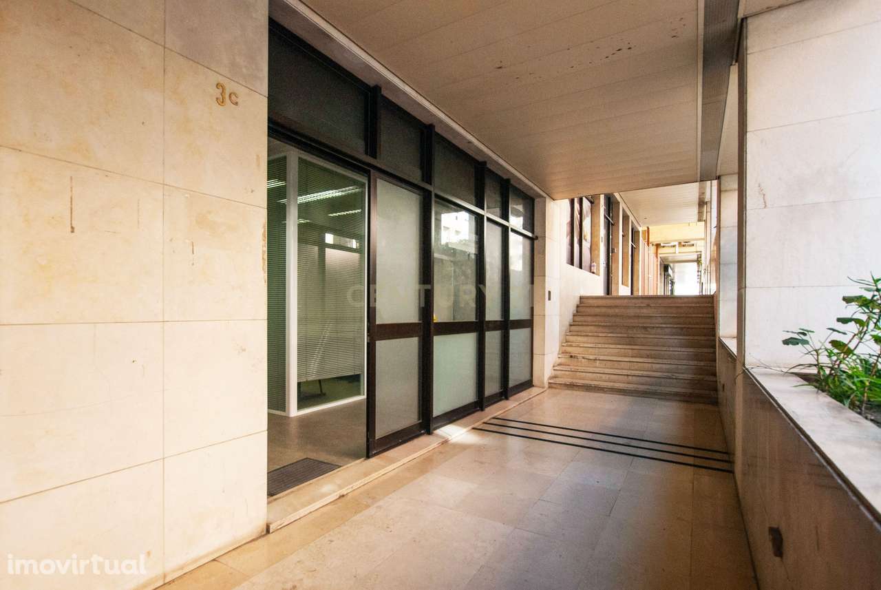 Espaço Comercial para Arrendar | 130m2 | Localização Premium | Telheir - Grande imagem: 2/24