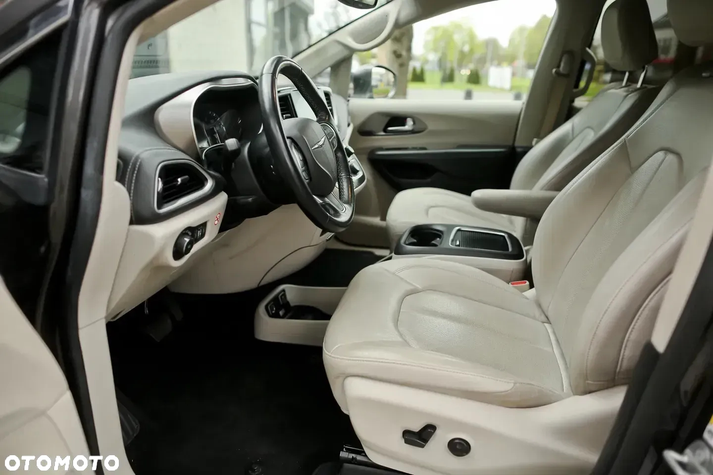 Chrysler Pacifica - 17