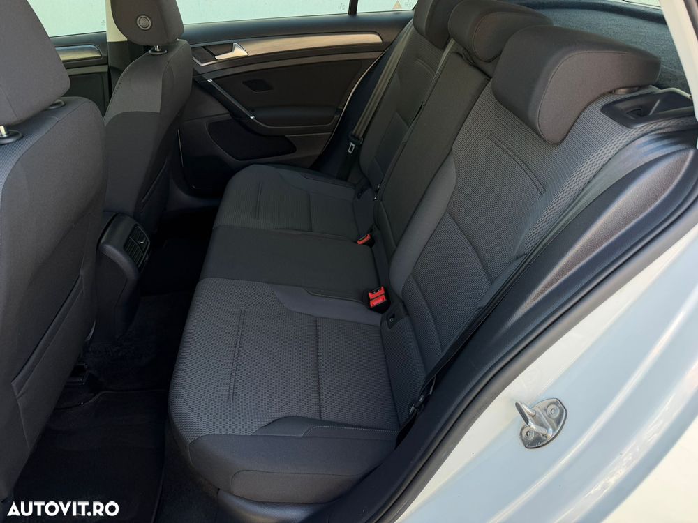 Volkswagen e-Golf - 11