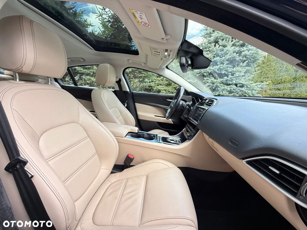 Jaguar XE 20d Prestige - 28