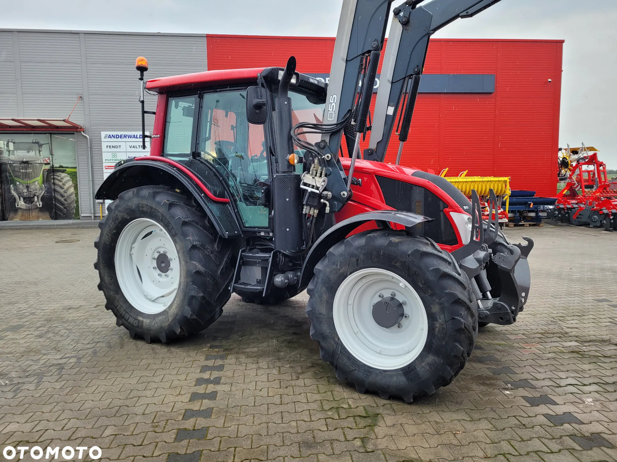 Valtra N123 HiTech ładowacz QUICKE - 4