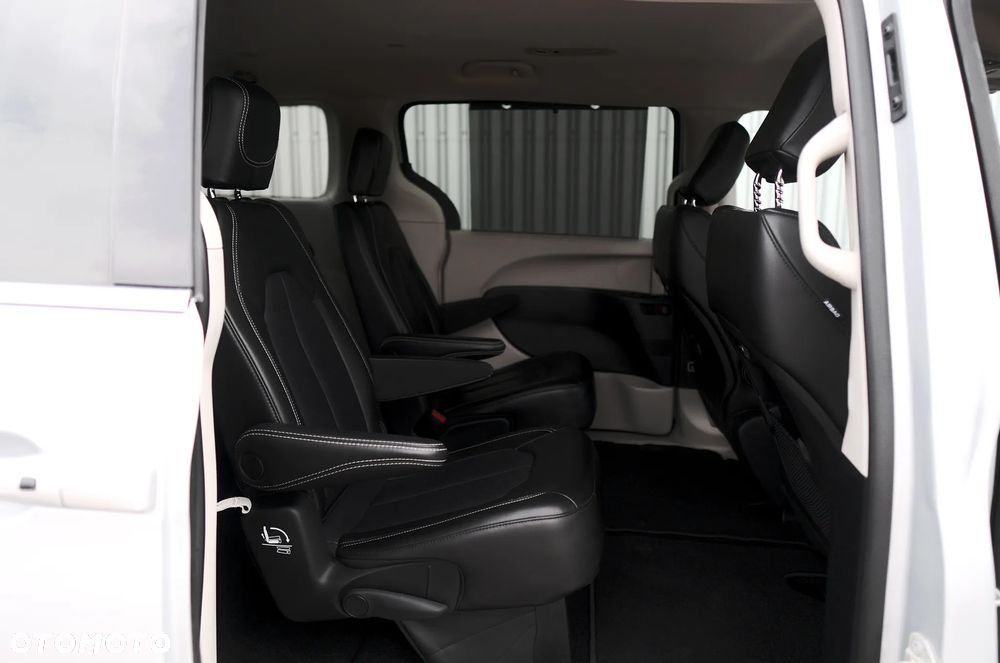 Chrysler Pacifica - 30