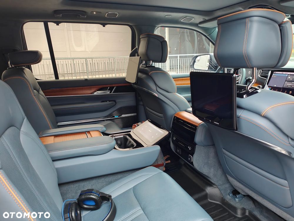 Jeep Grand Wagoneer - 14