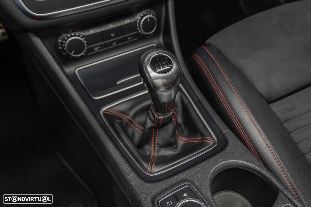 Mercedes-Benz CLA 200 d Shooting Brake AMG Line - 17