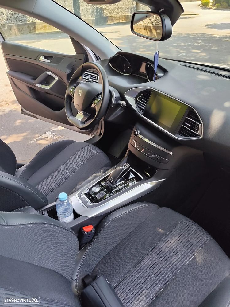 Peugeot 308 1.2 PureTech Allure EAT8 - 11