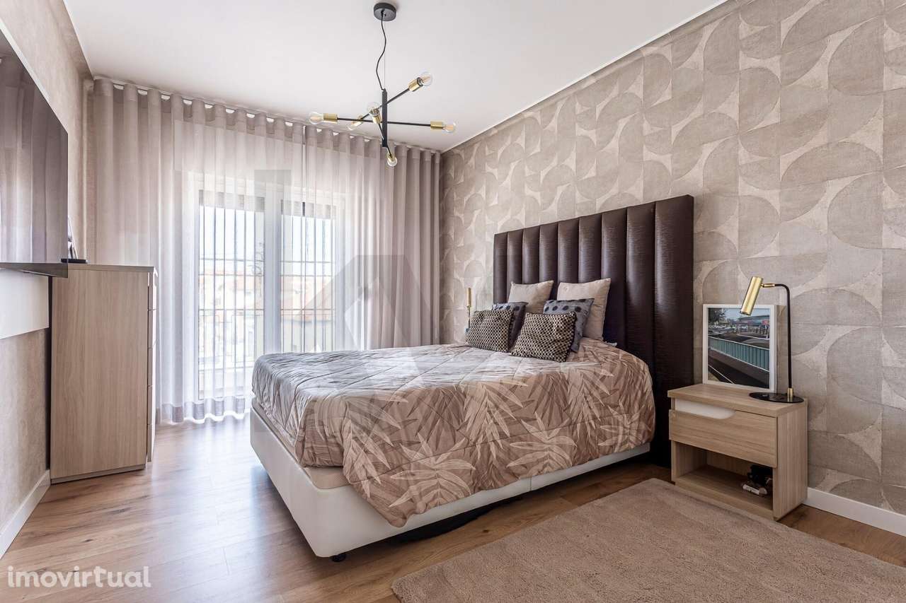 Moradia Geminada T3 Totalmente Renovada com Garagem | Alto da Guerra - Grande imagem: 2/42