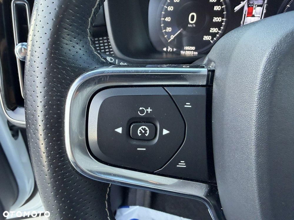 Volvo XC 40 D4 SCR AWD R-Design - 21