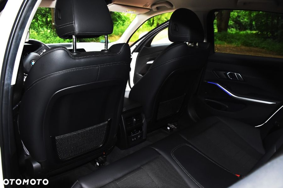 BMW Seria 3 320i - 16