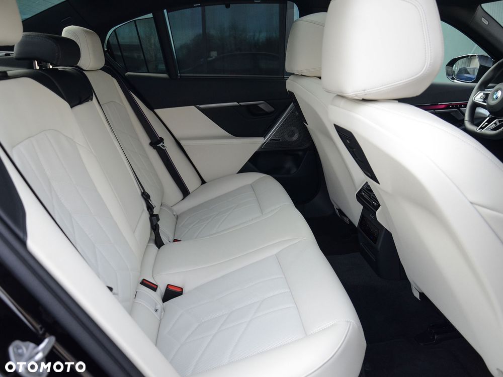 BMW Seria 5 540d xDrive mHEV - 35