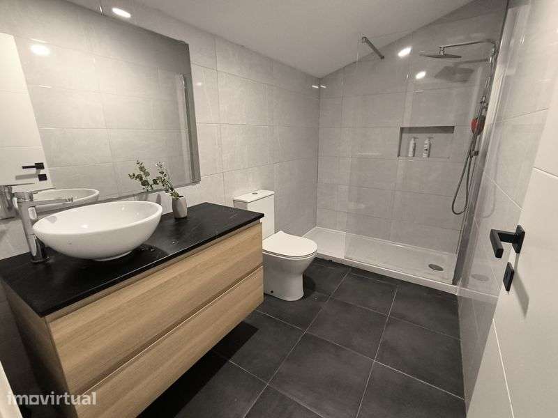 Prédio 3 apartamentos logradouro e piscina - Grande imagem: 4/12