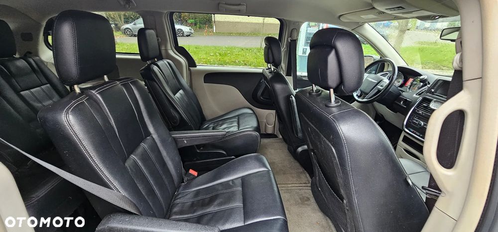 Chrysler Town & Country - 24