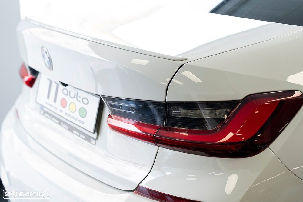 BMW 320 d Pack Desportivo M Auto - 11