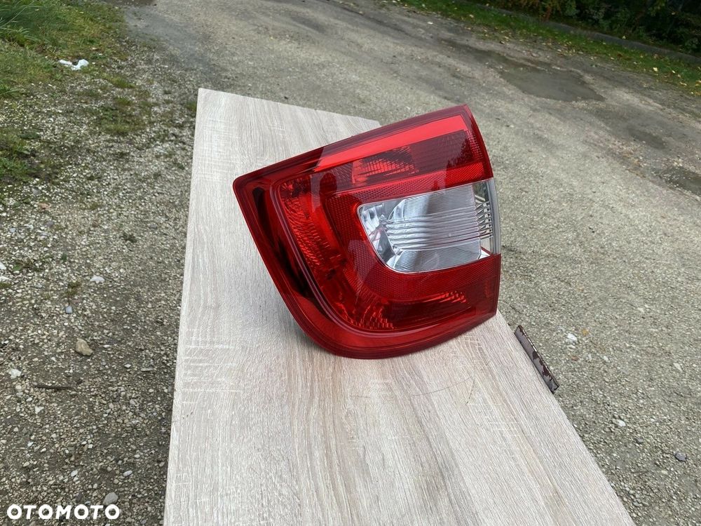 LAMPA TYLNA LEWA SKODA RAPID 5JH945095 - 2