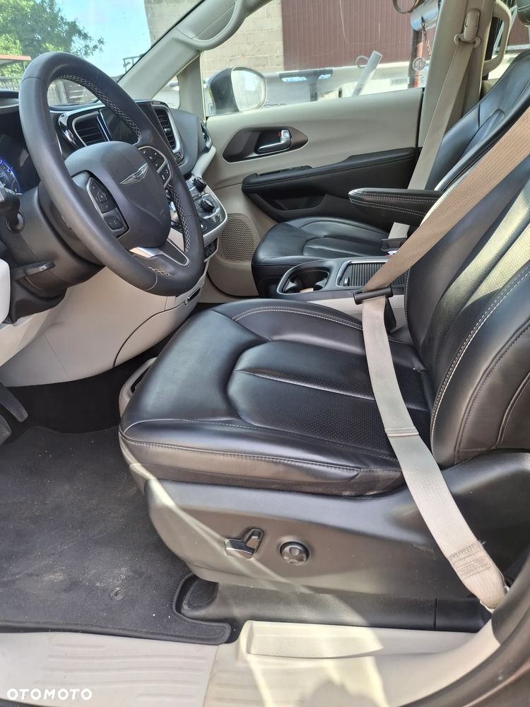 Chrysler Pacifica - 17