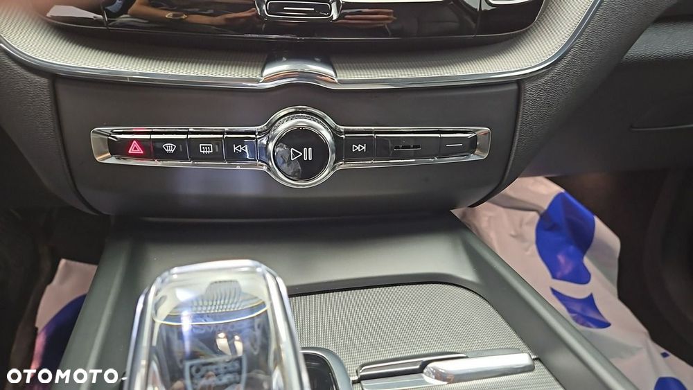 Volvo XC 60 B4 D AWD Plus Dark - 20