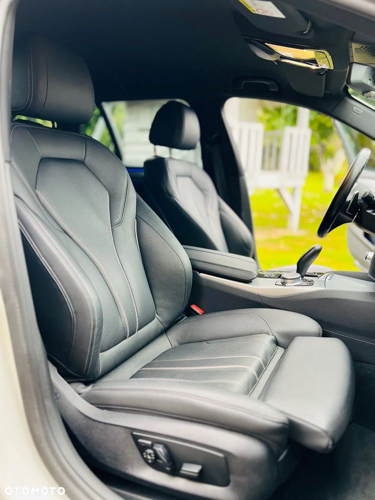 BMW Seria 5 530d xDrive Touring M Sport Edition - 32