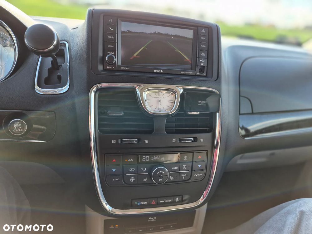 Chrysler Town & Country 3.6 Limited - 19