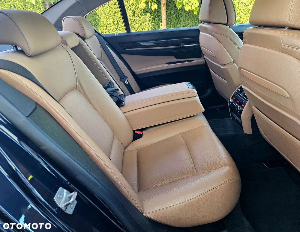 BMW Seria 7 740d - 32