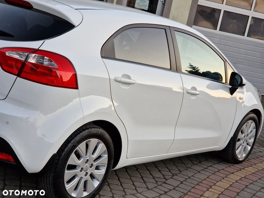 Kia Rio 1.2 Fifa World Cup Edition - 11