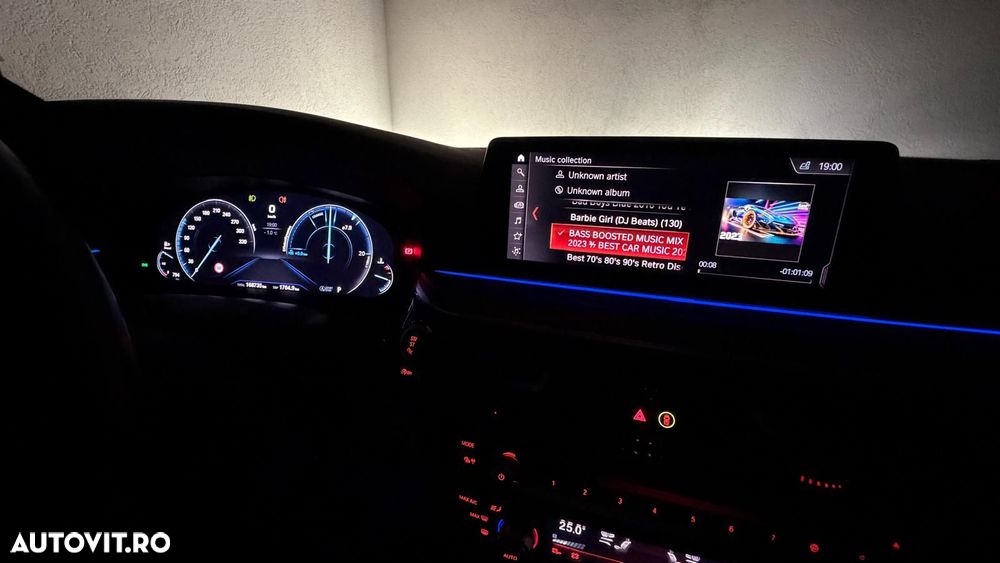 BMW Seria 5 520d xDrive AT - 32