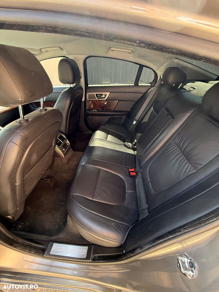 Jaguar XF 2.7D Luxury - 9