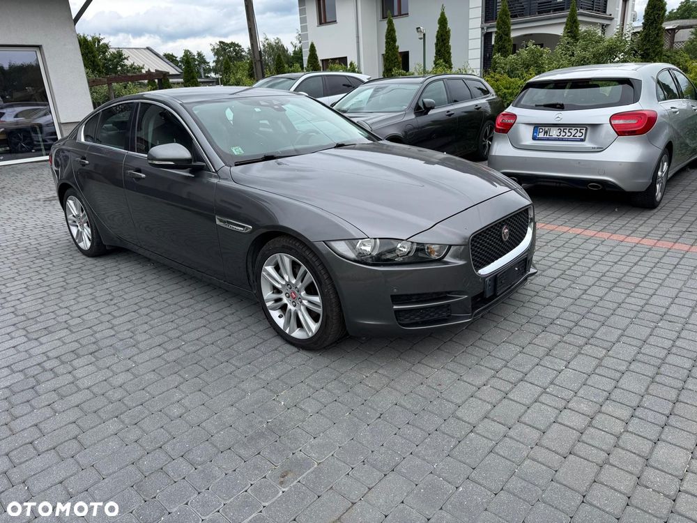 Jaguar XE 2.0 T R-Sport - 4