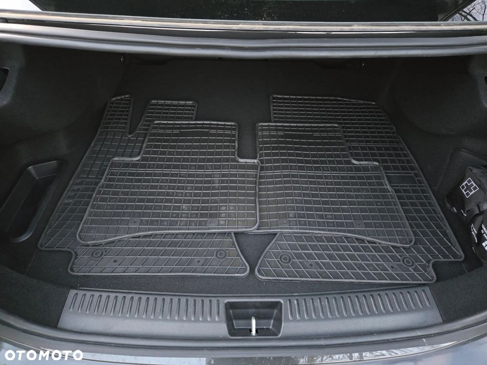 Mercedes-Benz Klasa E 300 Avantgarde - 24