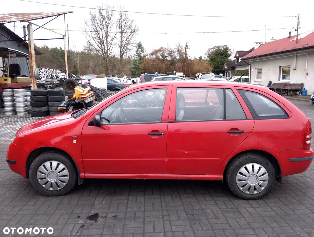 Skoda Fabia 6Y (99-04r.) 1.4 B 68KM. Silnik AME Skrzynia FNK lakier LF3K / 8151 / 8T. Cały na części. GWARANCJA !!!  Przód Tył Zestaw Komplet Drzwi Klapa Zderzak Błotnik Maska Grill Atrapa Szyba Pas Lampa Lusterko Boczki Fotel Kanapa Kokpit Deska Rozdzielcza Przełącznik Włącznik Sterownik Przewody Wiązka Instalacja Moduł Komputer Czujnik Listwa Pompa Alternator Wtryski Głowica Rozrusznik Kompresor Sprzęgło Dwumas Silnik Skrzynia ABS Klimatyzacji Paliwa Wspomagania Kolektor Turbina Przepustnica Zawór Chłodnica Koło Hak Belka Sanki Zawieszenie Mcpherson Półoś Amortyzator Wydech Tłumik Zacisk Most - 4