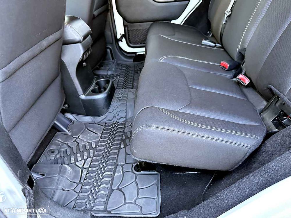 Jeep Wrangler Unlimited - 33