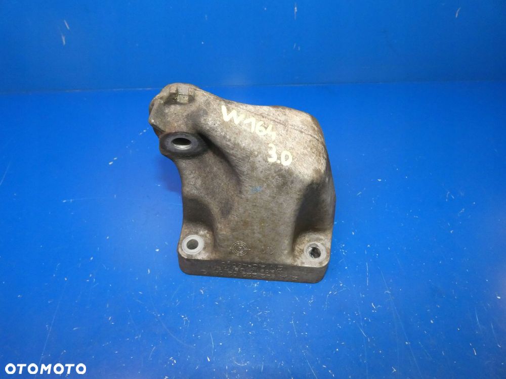 ML W164 CLS W219 S W221 3.0 CDI ŁAPA SILNIKA - 1