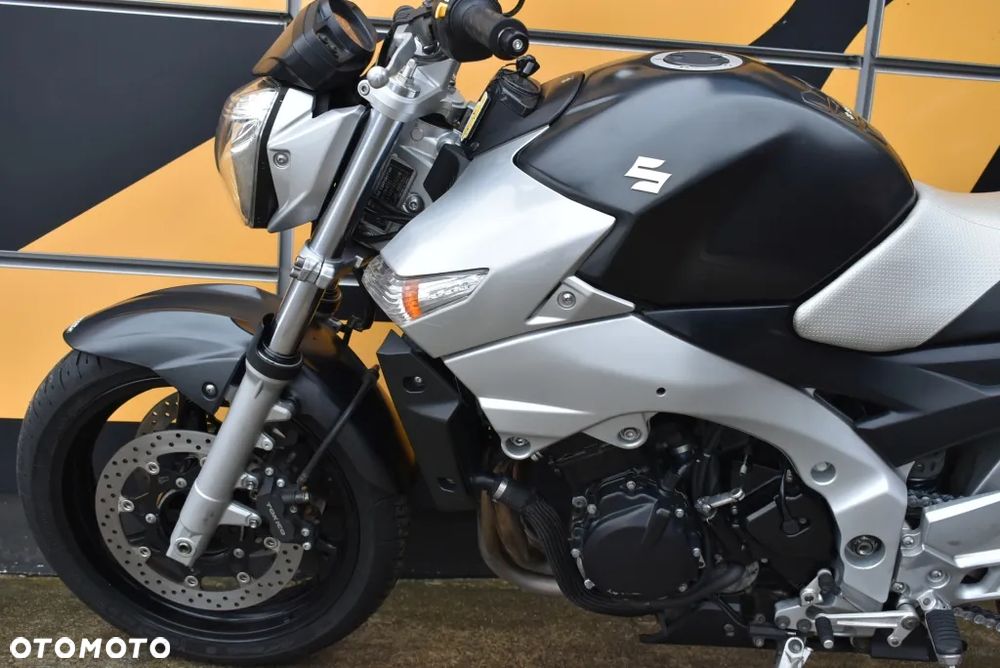 Suzuki GSR - 10
