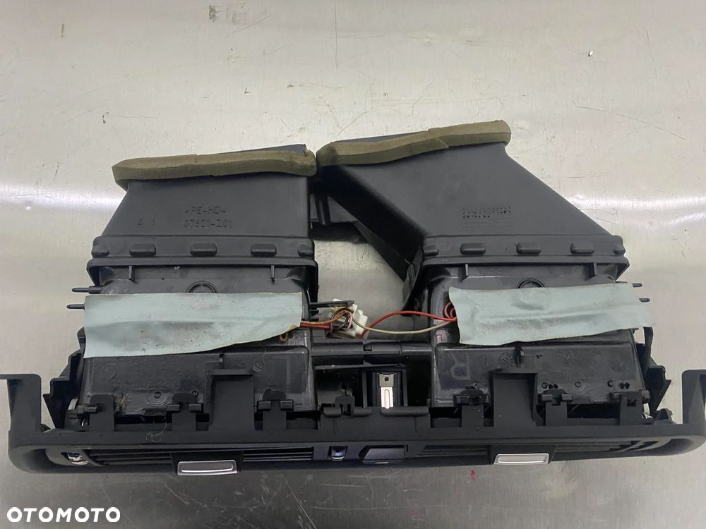 BMW F10 KRATKA SRODKOWA NAWIEWU 16828110 - 4