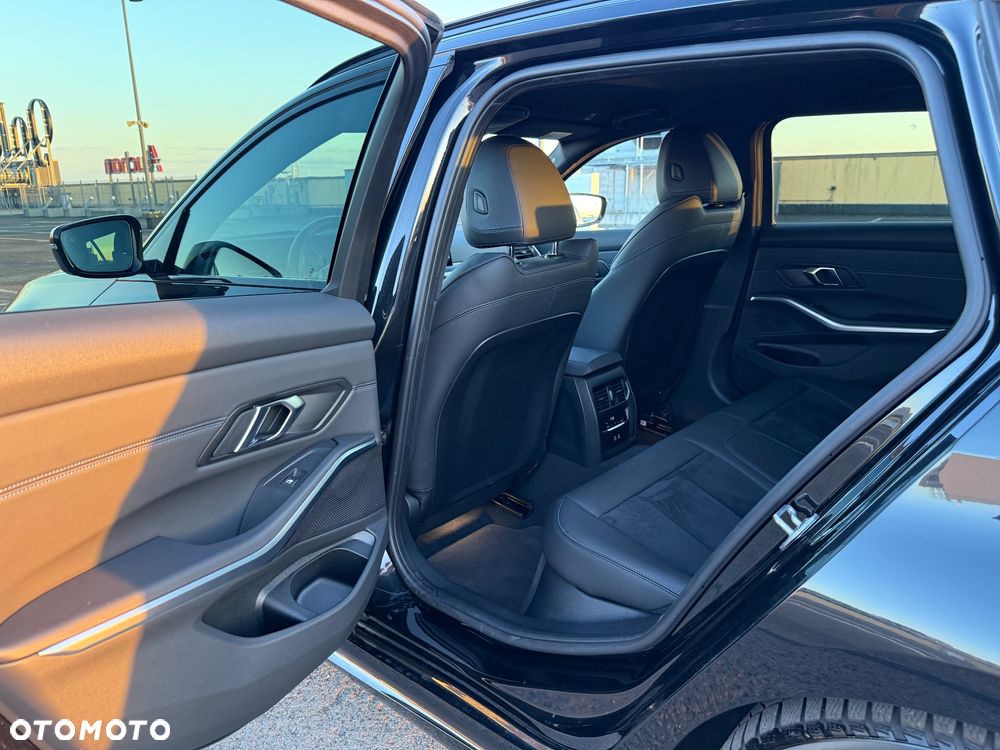 BMW Seria 3 318i Touring M Sport - 32