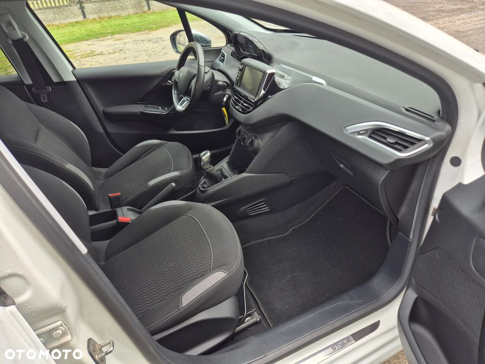 Peugeot 208 - 6