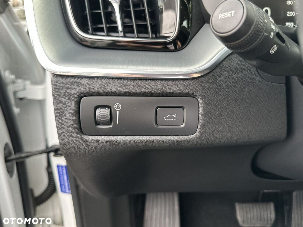 Volvo XC 60 B4 B Momentum - 29