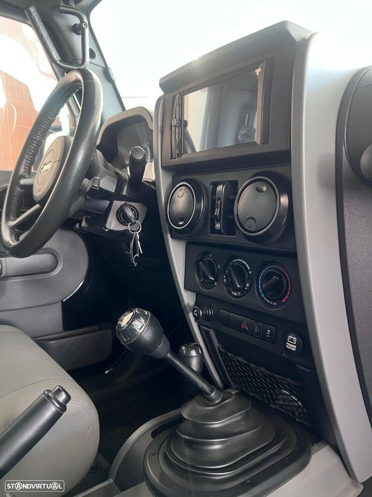 Jeep Wrangler Unlimited 2.8 CRD DPF Sport - 26