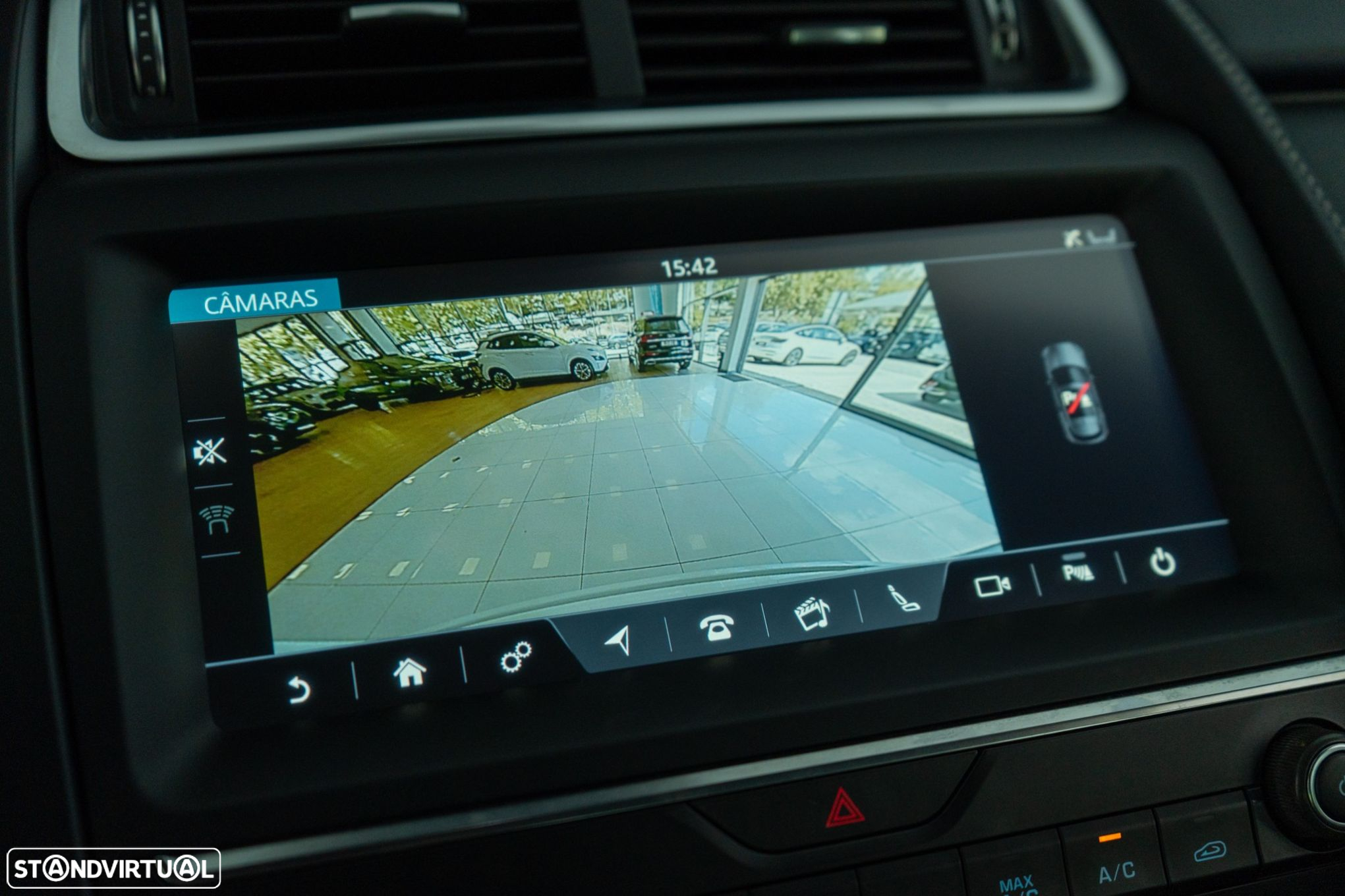 Jaguar E-Pace 2.0 i4D R-Dynamic - 24