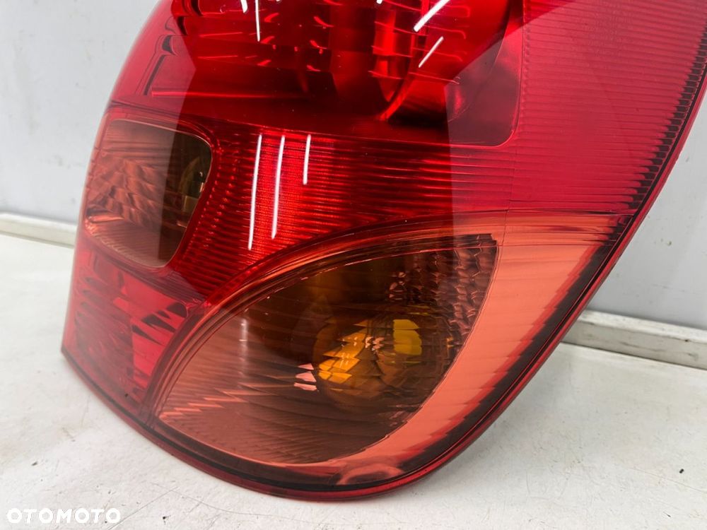 Lampa Toyota Corolla Verso I E12 01-04r. prawa tylna w błotnik oryginalna prawy tył - 6