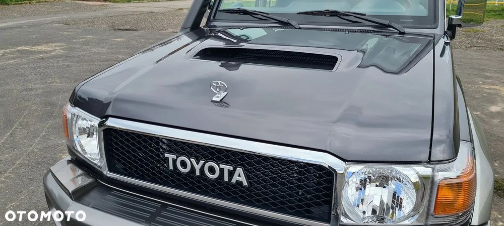 Toyota Land Cruiser - 2