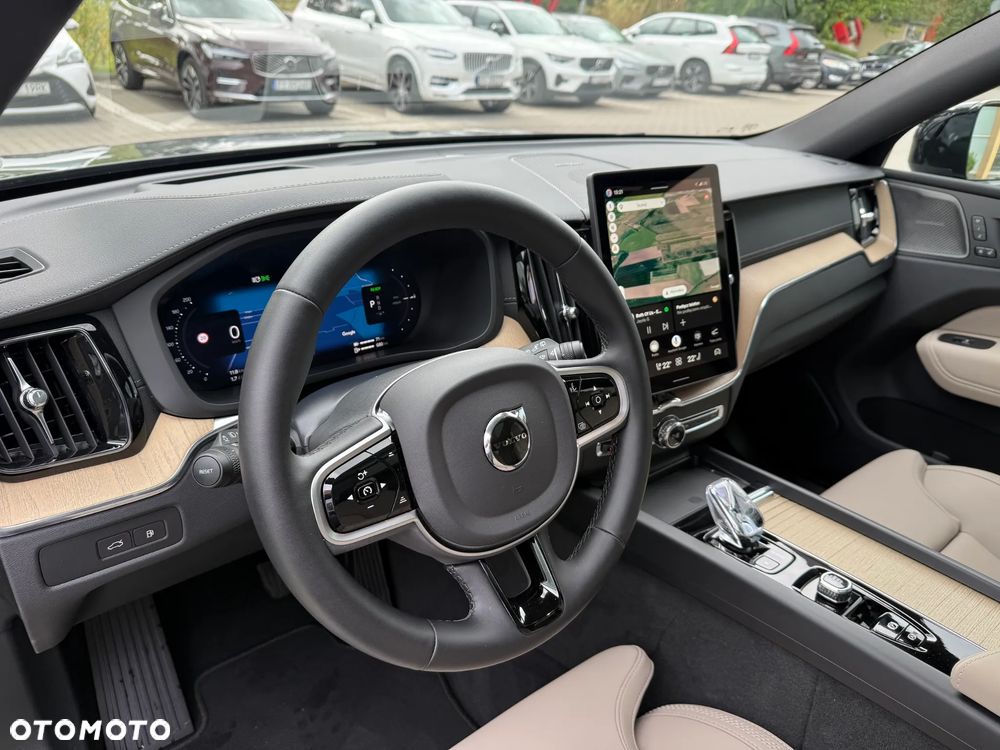 Volvo XC 60 T6 Plug-In Hybrid AWD Ultra Dark - 17